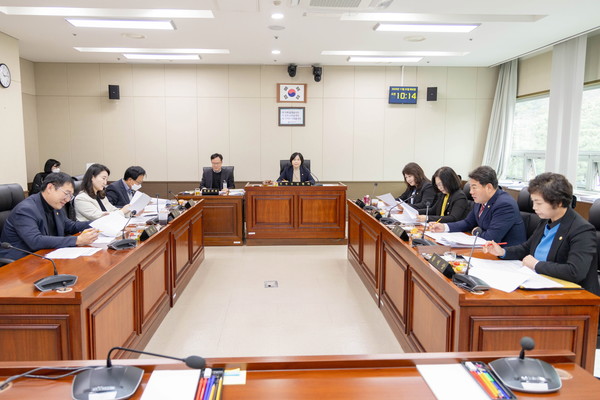 용인특례시의회 경제환경위원회는 25일 2025 행정사무감사 강평을 실시했다. 