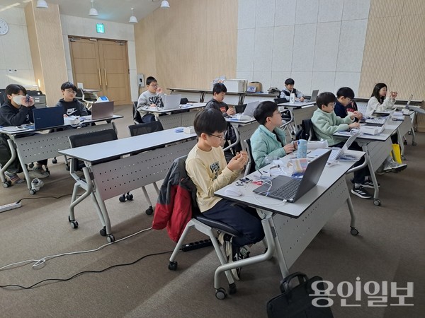 ▲ 용인시산업진흥원은 서농도서관에서 교육생을 대상으로 아두이노를 활용한 초음파 피아노 만들기 체험 프로그램을 운영했다./사진=용인시산업진흥원