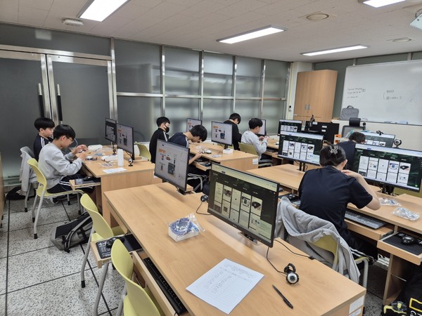 ▲ 한숲중학교에서 교육생들의 RGB 뮤직전등 만들기 체험 교육 참가 모습 /사진=용인시산업진흥원