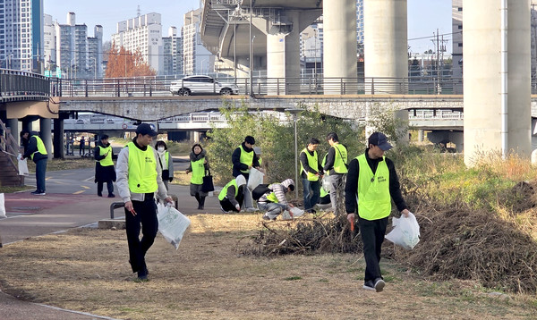 11월 29일 용인특례시 신갈오거리 도시재생 사업지 일대에서 열린 갈내마을 줍깅데이 행사 모습 /사진=용인시