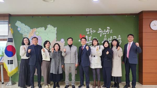 11월 26일 용인교육지원청과 처인장학회 임원들은 차담회를 갖고 교육복지 향상 위한 상호협력 방안을 논의했다. /사진=처인장학회