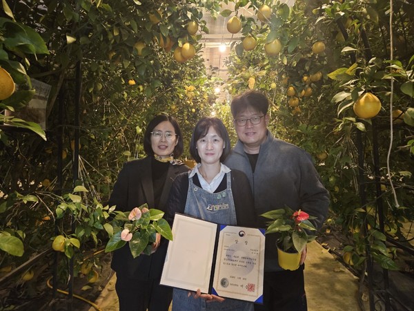 농촌진흥청 주최 제21회 생활원예·치유농업 경진대회서 우수상을 수상한 한수정 팜앤트리 대표(가운데)